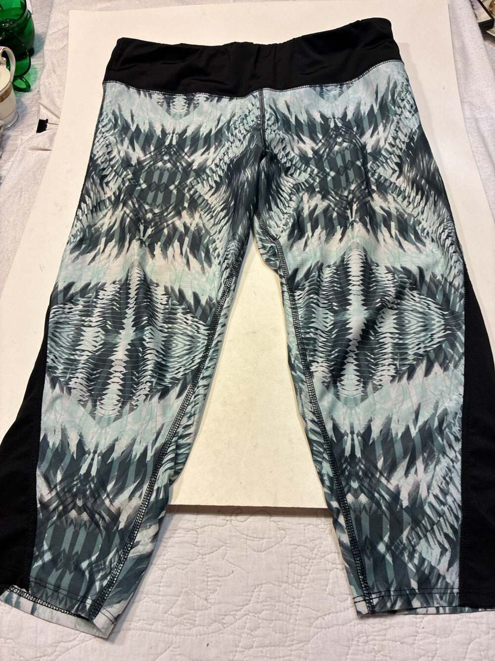 EVCR Women's Abstract Geometric Print Mid-Rise Capri Leggings XL